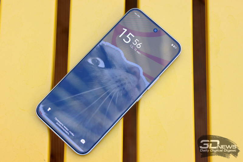  Infinix GT 30 Pro, лицевая панель: в верхней части – фронтальная камера в индивидуальном отверстии и разговорный динамик 