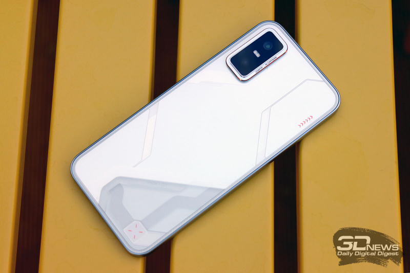  Infinix GT 30 Pro, задняя панель: слева вверху – блок с двумя камерами и двойной светодиодной вспышкой, по центру – четыре светодиода подсветки «Механические световые волны» 