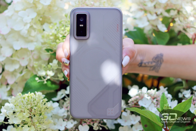  Infinix GT 30 Pro в комплектном чехле 