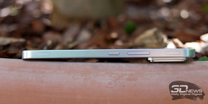  Infinix GT 30 Pro, правая грань: клавиша питания и клавиша регулировки громкости/спуска затвора камеры, а также два сенсорный триггера 