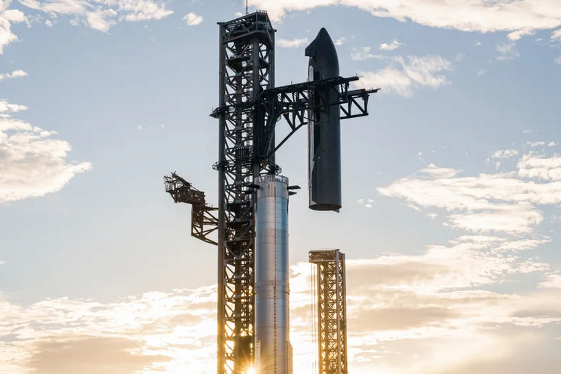 Установка корабля Starship на ускоритель Super Heavy перед десятым полётом. Источник изображения: SpaceX