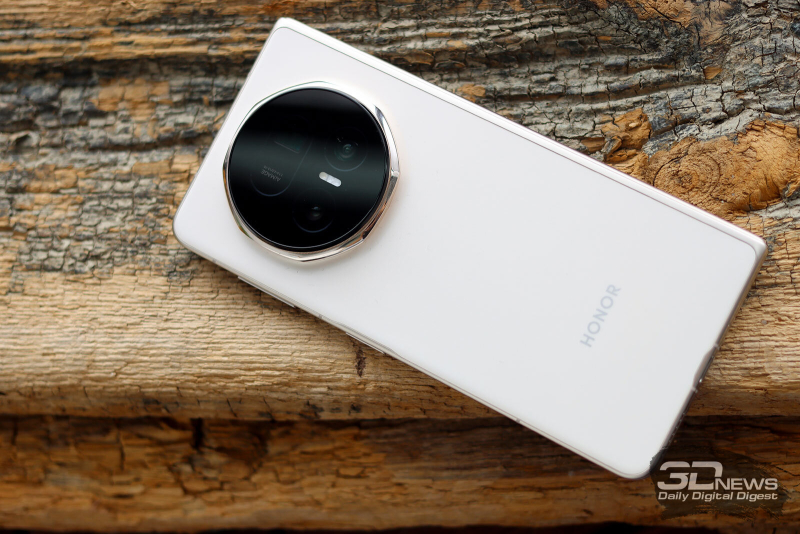  HONOR Magic V5, тыльная сторона в закрытом виде: вверху по центру — блок с тремя камерами, сенсорами и тройной вспышкой 