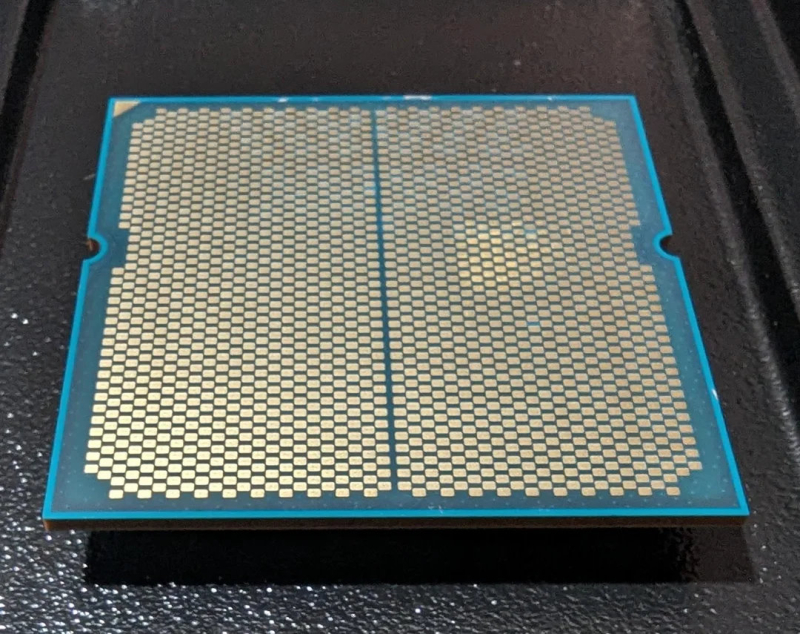  Два повреждённых Ryzen 7 9800X3D. Источник изображений: Reddit 