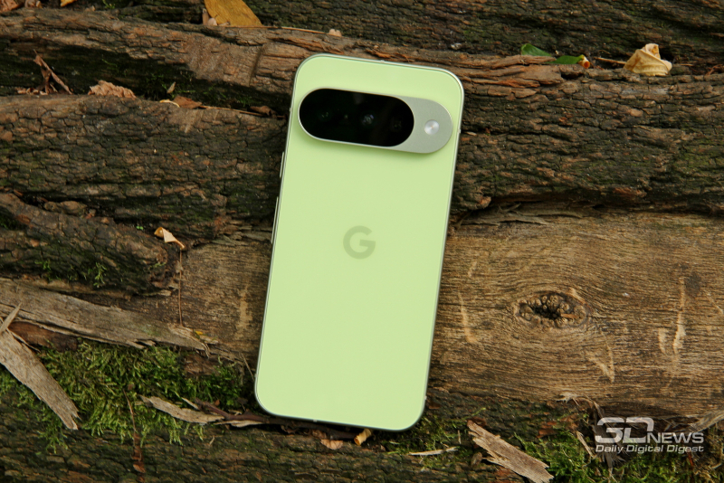  Google Pixel 9 Pro XL, задняя панель: в верхней части — плашка с тремя камерами, микрофоном, лазерным помощником автофокуса и светодиодной вспышкой 