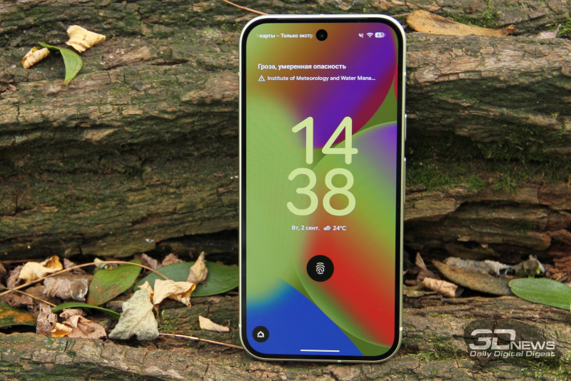  Google Pixel 10, лицевая панель: в отверстии по центру верхней части экрана — фронтальная камера, под верхней кромкой — разговорный динамик 