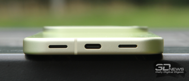  Google Pixel 10, нижняя грань: микрофон, порт USB Type-C и динамик 