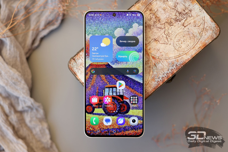  Samsung Galaxy S25 FE, лицевая панель: фронтальная камера в отверстии в верхней части экрана, над ней — прорезь разговорного динамика 
