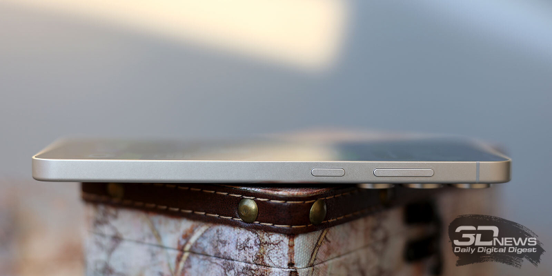  Samsung Galaxy S25 FE, правая грань: клавиши питания и регулировки громкости 