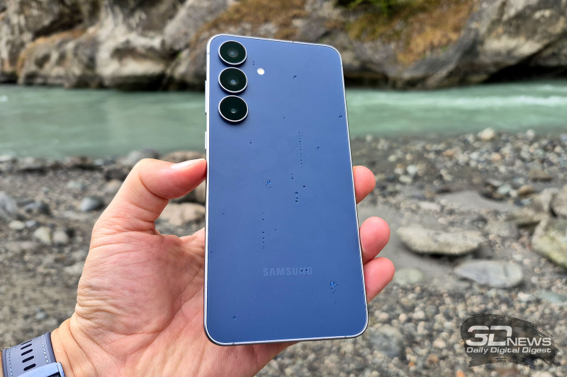  Samsung Galaxy S25 FE в синем исполнении 