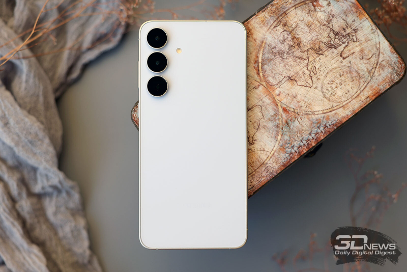  Samsung Galaxy S25 FE, задняя панель: в углу — три объектива камер и светодиодная вспышка 