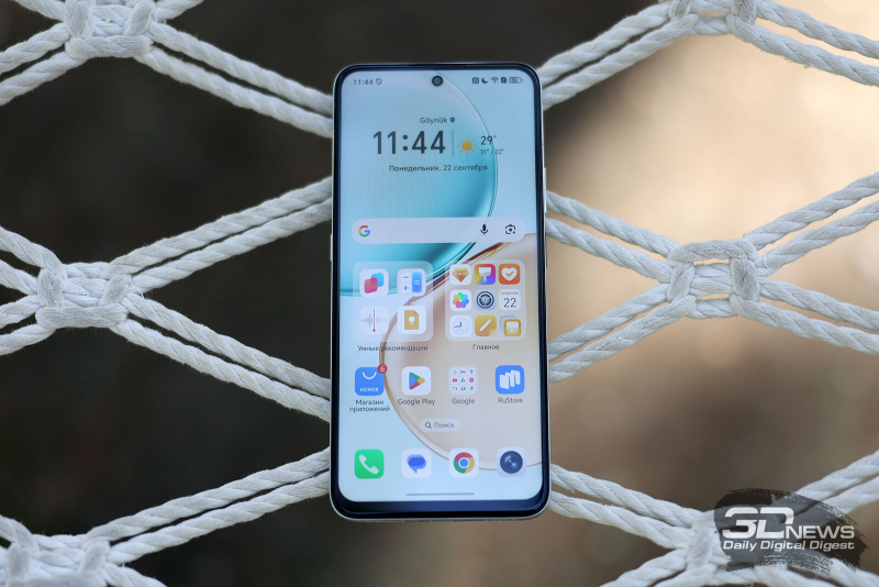  HONOR X7d, лицевая панель: вверху по центру – отверстие для фронтальной камеры; выше, под кромкой – разговорный динамик 
