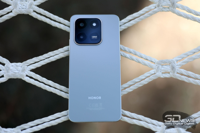  HONOR X7d, задняя панель: квадратный блок с двумя камерами и одинарной светодиодной вспышкой 