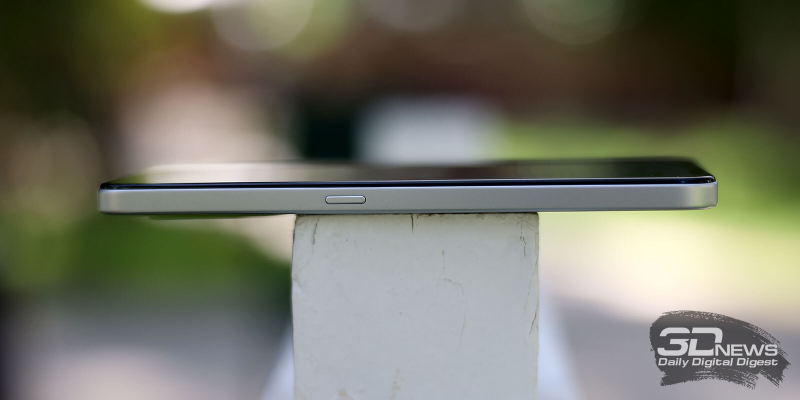 HONOR X7d, левая грань: клавиша доступа к «Мобильному ассистенту с AI» 