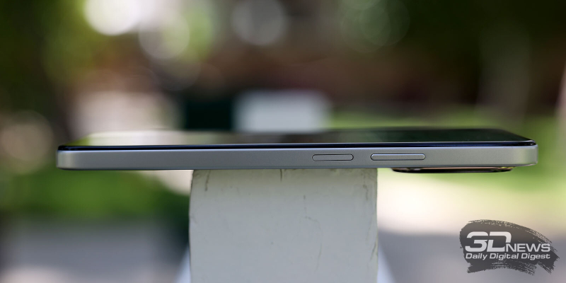  HONOR X7d, правая грань: клавиша питания с вмонтированным в нее сканером отпечатков и клавиша регулировки громкости/спуска затвора камеры 