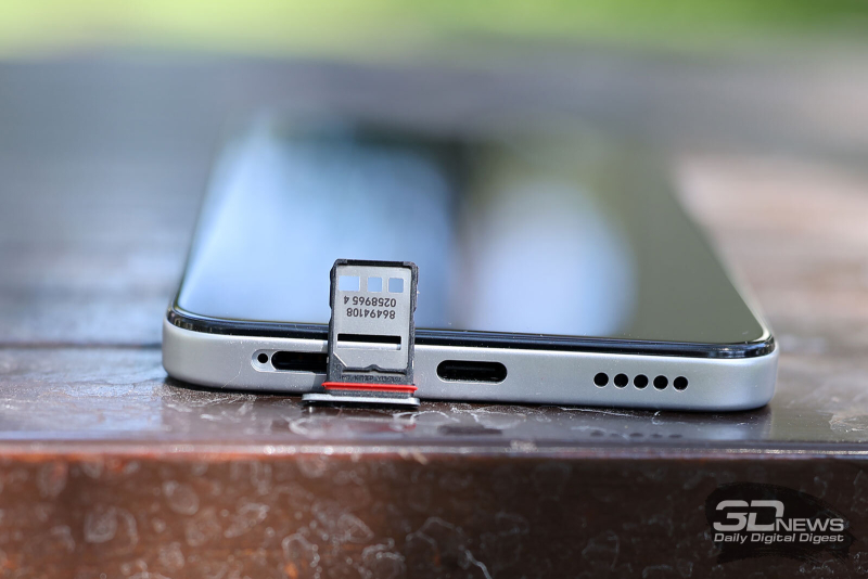  HONOR X7d, слот для двух карточек nano-SIM и/или карты памяти MicroSD 