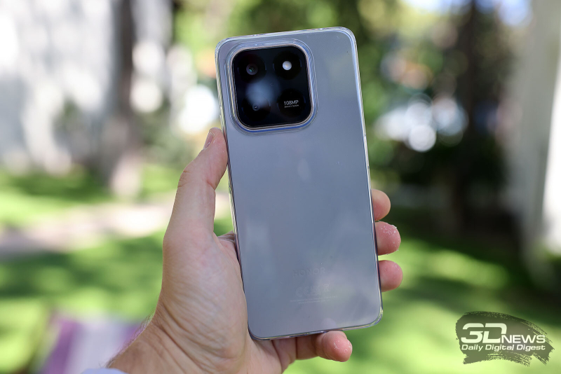  HONOR X7d в комплектном чехле 
