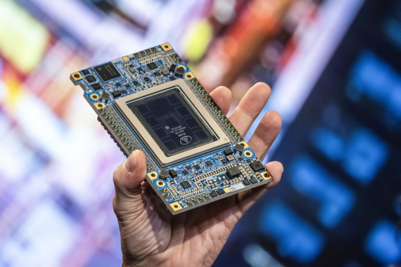  «Этот — ваш. Персональный. А вот мой OpenAI-кошелёк!» (источник: Intel) 