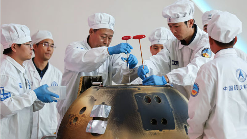  Извлечение образцов с обраьной стороны Луны 26 июля 2024 года. Источник изображения: Xinhua 