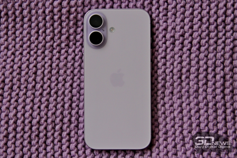  Apple iPhone 17, задняя панель: в углу — блок камер с двумя объективами, микрофоном и светодиодной вспышкой 