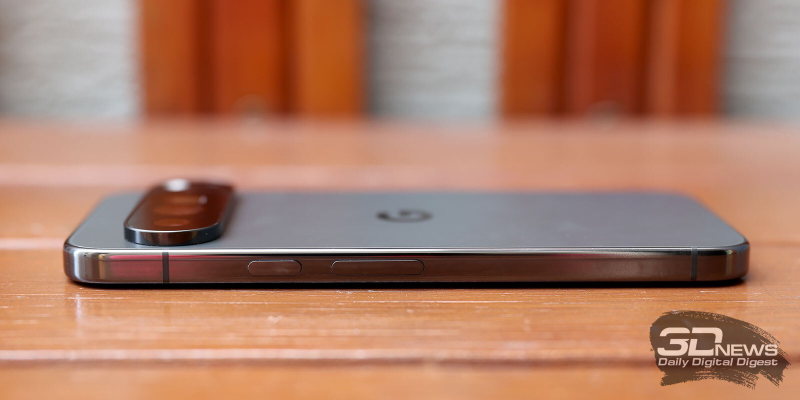  Google Pixel 10 Pro XL, правая грань: клавиша питания и клавиша регулировки громкости 