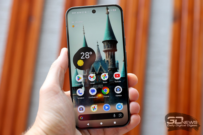  Google Pixel 10 Pro XL, лицевая панель: в отверстии по центру верхней части экрана – фронтальная камера, под верхней кромкой – разговорный динамик 