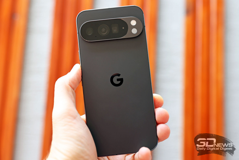  Google Pixel 10 Pro XL, задняя панель: в верхней части — плашка с тремя камерами, микрофоном, лазерным помощником автофокуса и светодиодной вспышкой 