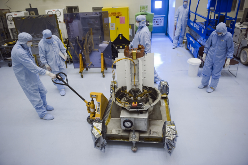  Специалисты  JPL проверяют многоцелевой РИТЭГ перед установкой на марсоход Curiosity. Фото NASA 