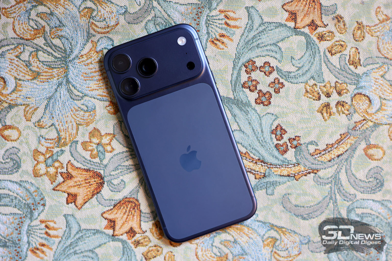  Apple iPhone 17 Pro Max, задняя панель: в углу — блок камер с тремя объективами, LiDAR, светодиодной вспышкой и микрофоном; по центру – крыпная стеклянная панель, которая служит контактной площадкой для адаптера MagSafe 