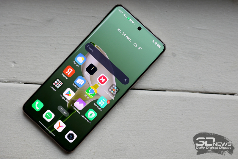  realme 15 Pro, лицевая панель: по центру в верхней части экрана — фронтальная камера, под верхней кромкой — разговорный динамик 