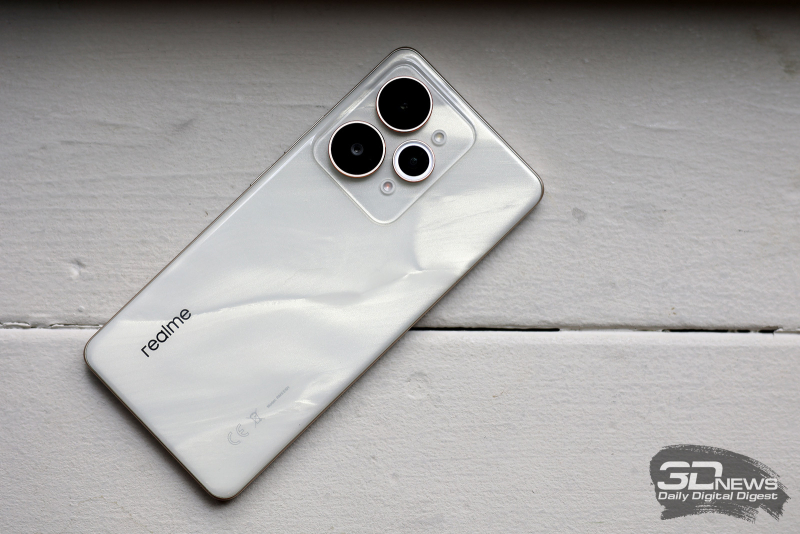  realme 15 Pro, задняя панель: в верхней части – блок с двумя камерами и двумя вспышками 