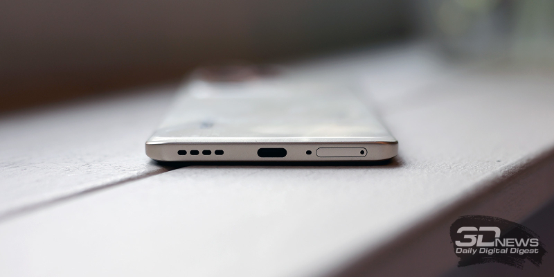  realme 15 Pro, нижняя грань: динамик, порт USB Type-C, микрофон, слот для SIM-карт 