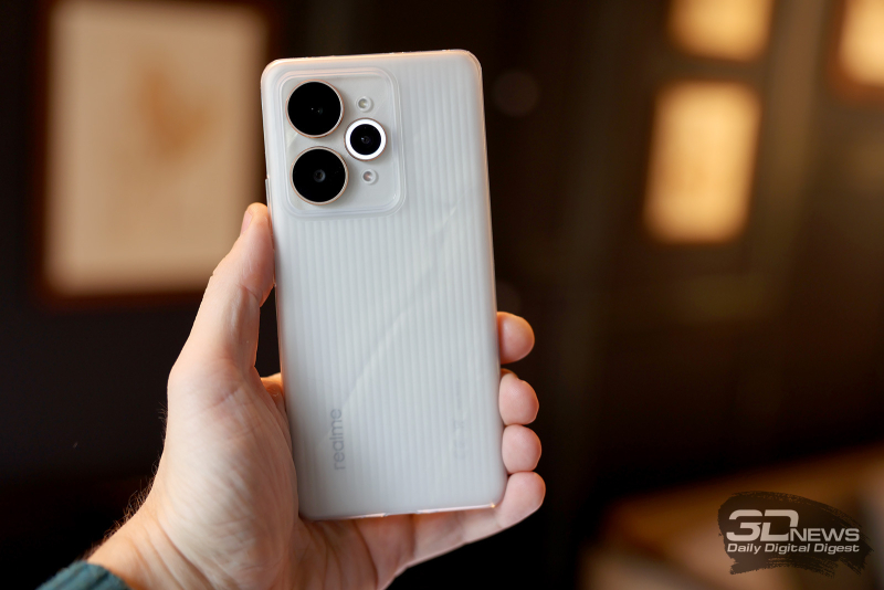  realme 15 Pro в комплектном чехле 