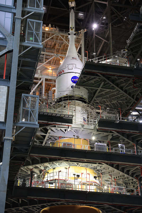  Верхняя часть ракеты SLS с установленным на неё кораблём Orion 