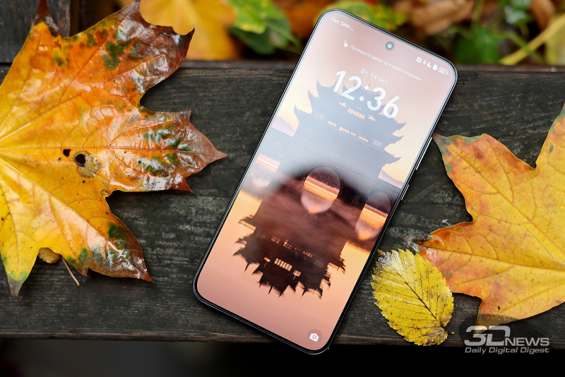  Honor X9d, лицевая панель: по центру в верхней части экрана – фронтальная камера в индивидуальном вырезе, над ней — решетка разговорного динамика 