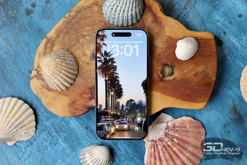  Apple iPhone Air, лицевая панель: в верхней части экрана — островок с фронтальной камерой и датчиком глубины/Face ID; выше, на кромке — разговорный динамик 