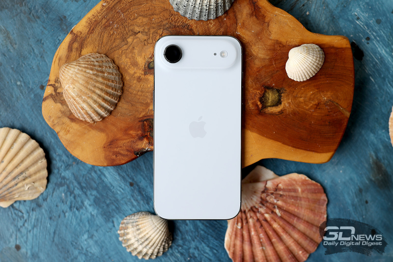  Apple iPhone Air, задняя панель: поперек корпуса в верхней его части – панель с одинарной камерой и вспышкой 