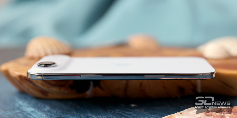  Apple iPhone Air, правая грань: клавиша включения/блокировки и клавиша Camera Control 