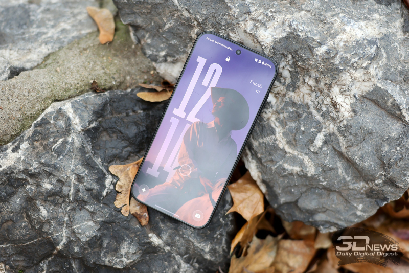  OnePlus 15, лицевая панель: по центру в верхней части экрана – фронтальная камера, под верхней кромкой – разговорный динамик 