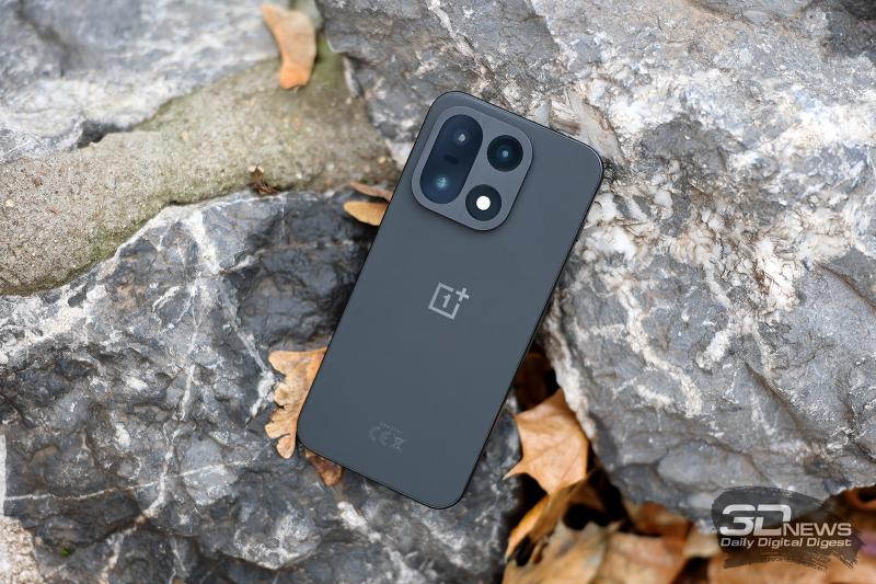  OnePlus 15, задняя панель: в углу – блок с тремя камерами, датчиками и двойной светодиодной вспышкой 