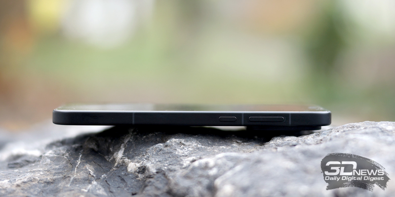  OnePlus 15, правая грань: клавиша питания и клавиша регулировки громкости/спуска затвора камеры 