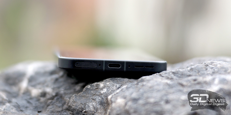  OnePlus 15, нижняя грань: основной динамик, порт USB Type-C, микрофон, слот для двух карточек стандарта nano-SIM 