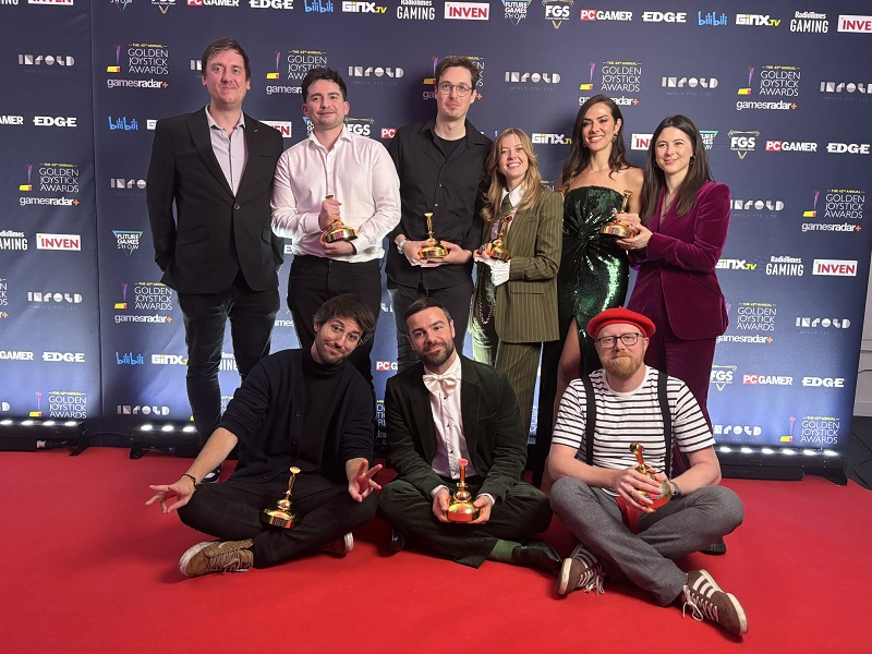  Команда Clair Obscur: Expedition 33 со своими семью наградами (источник изображения: Golden Joysticks в X) 