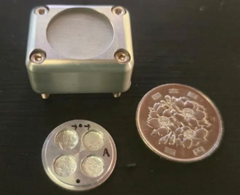  Контейнер с образцами, в ктором мох находился в космосе 