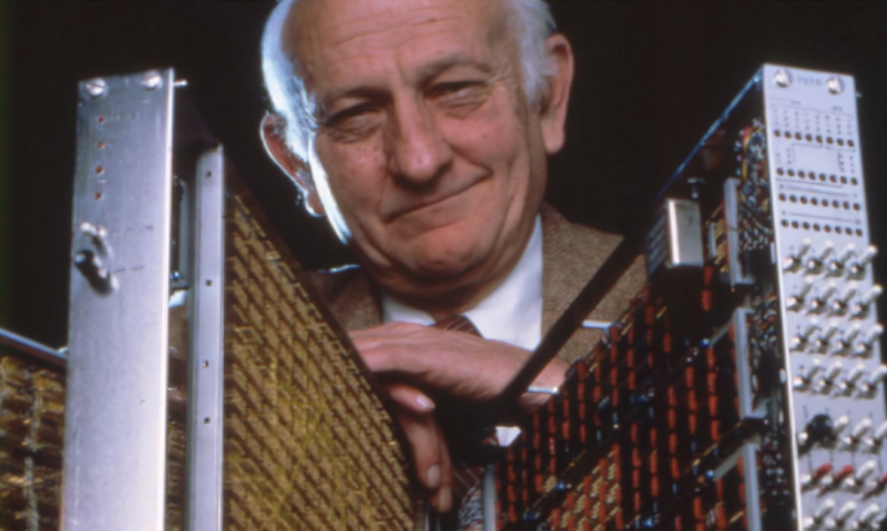  Джон Коук (John Cocke) с разработанными им и его командой платами экспериментального вычислителя IBM 801 — аппаратного первенца всей RISC-архитектуры (источник: IBM) 