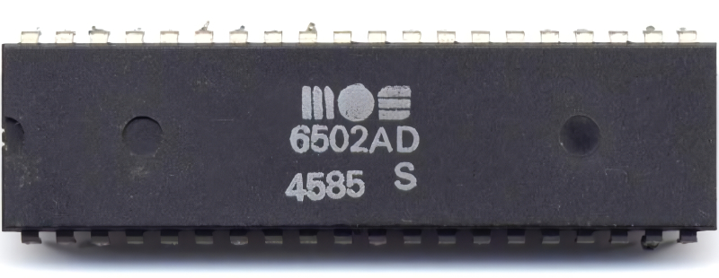  8-разрядный энергоэффективный микропроцессор MOS Technology 6502, ставший основой для Apple I, оперировал набором сокращённых инструкций — и фактически может быть причислен к RISC-чипам, хотя во время его выпуска эта терминология ещё не устоялась (источник: Wikimedia Commons) 