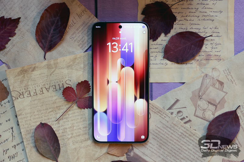  IQOO 15, лицевая панель: в верхней части экрана по центру — фронтальная камера в индивидуальном отверстии, чуть выше — разговорный динамик 