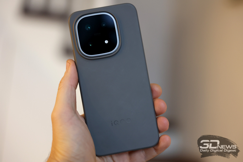  IQOO 15 в комплектном чехле 