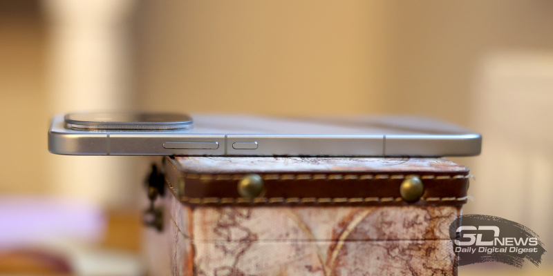  QOO 15, правая грань: клавиша питания и клавиша регулировки громкости/спуска затвора камеры 