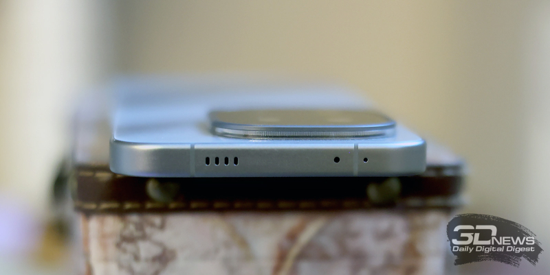  IQOO 15, верхняя грань: ИК-порт, микрофон и динамик 