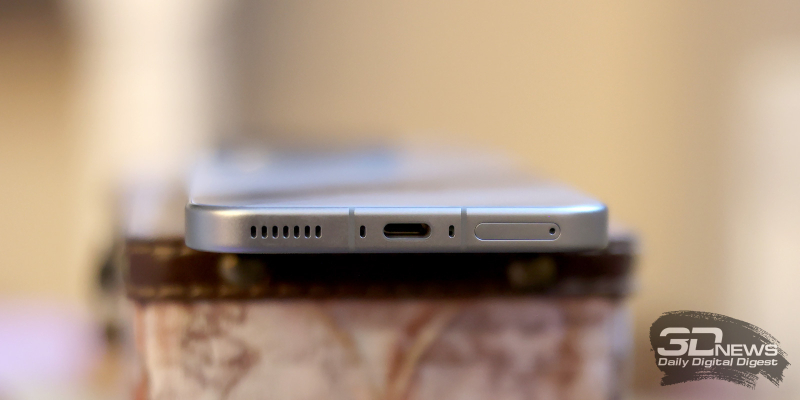  IQOO 15, нижняя грань: слот для двух карточек nano-SIM, два микрофона, порт USB Type-C, динамик 